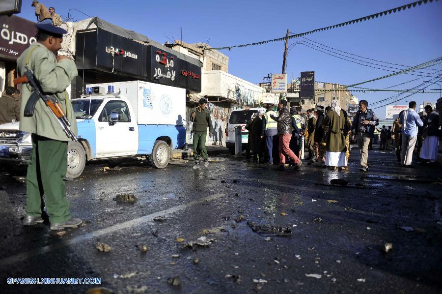 Al menos 50 personas murieron y decenas resultaron heridas a primeras horas del miércoles cuando un coche bomba fue detonado fuera de una academia de policía en la capital yemení de Saná, dijeron oficiales de seguridad y médicos.