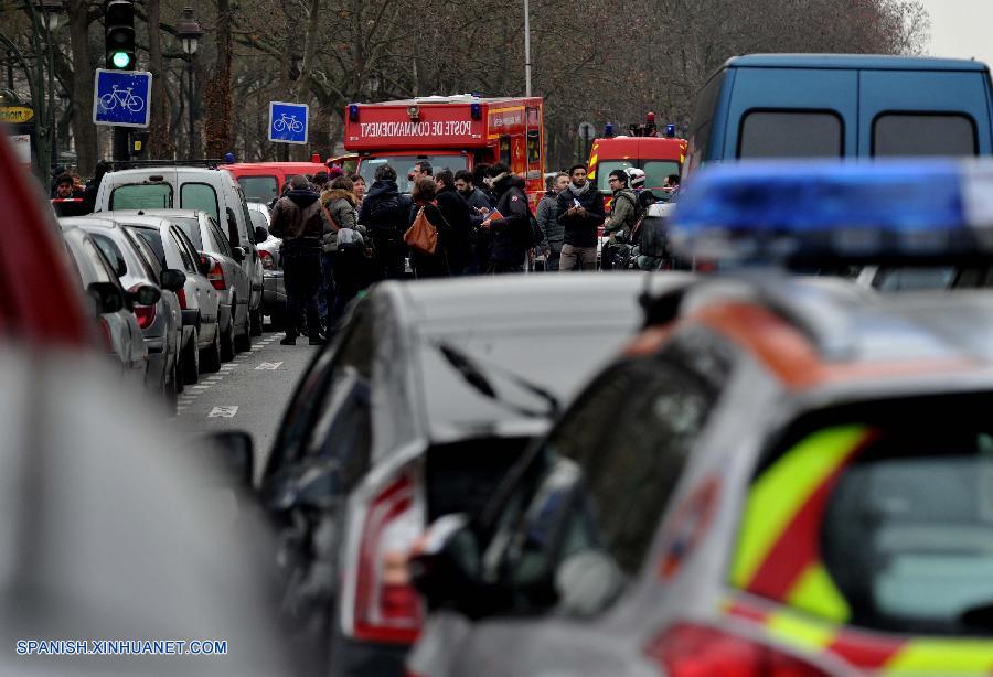 El presidente de Francia, Francois Hollande, anunció que el 8 de enero será día de duelo nacional en Francia y que las banderas serán izadas a media asta durante tres días en honor de las víctimas del ataque a Charlie Hebdo.