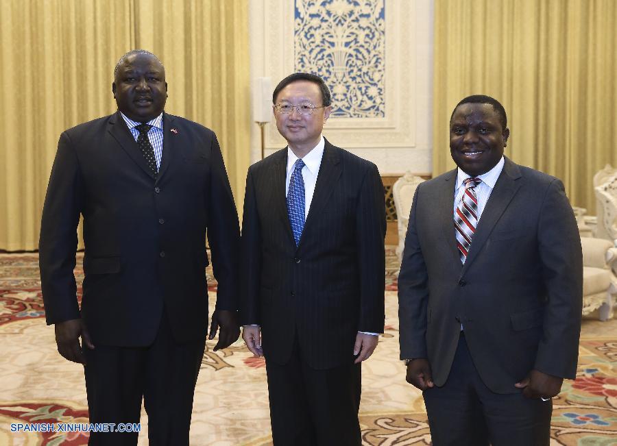 El consejero de Estado de China Yang Jiechi se reunió hoy en Beijing con el ministro de Relaciones Exteriores de Zambia, Harry Kalab, y con el ministro de Estado para Asuntos Exteriores de Uganda, Henry Oryem Okello.