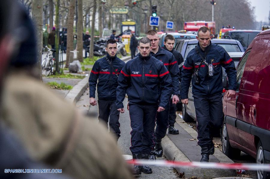 Al menos 12 personas murieron cuando tres hombres enmascarados y armados irrumpieron hoy en las oficinas centrales de París de la revista satírica Charlie Hebdo conocida por burlarse de los islamistas radicales.