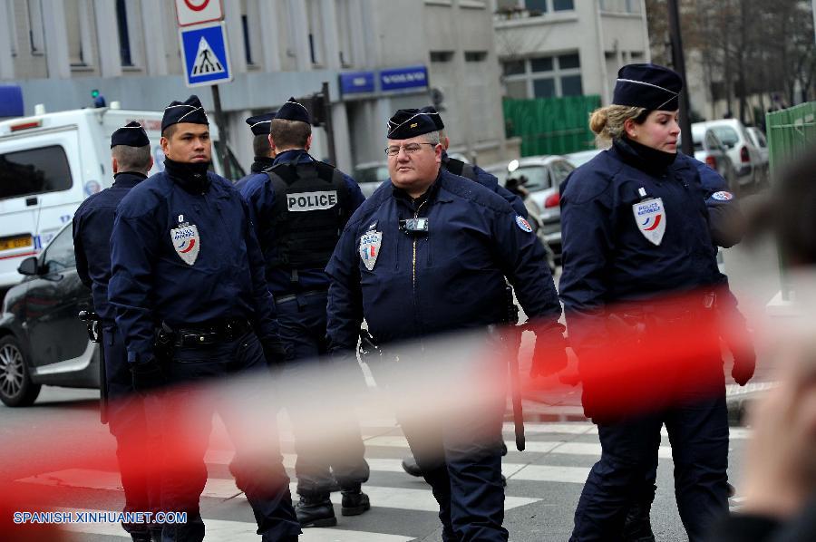 Al menos 12 personas murieron cuando tres hombres enmascarados y armados irrumpieron hoy en las oficinas centrales de París de la revista satírica Charlie Hebdo conocida por burlarse de los islamistas radicales.