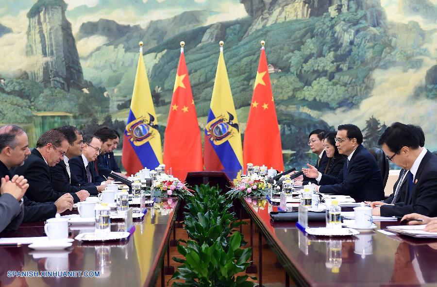 El primer ministro chino, Li Keqiang, se reunió hoy jueves con el presidente ecuatoriano, Rafael Correa, y prometió ayudar al país latinoamericano a su industrialización.