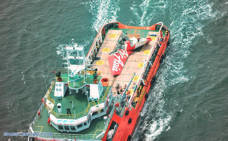 Tres barcos indonesios detectaron de nuevo señales que posiblemente procedan del avión de AirAsia siniestrado y que se registraron cerca del lugar del que fue sacada a la superficie la cola del aparato, informó este domingo un funcionario indonesio.