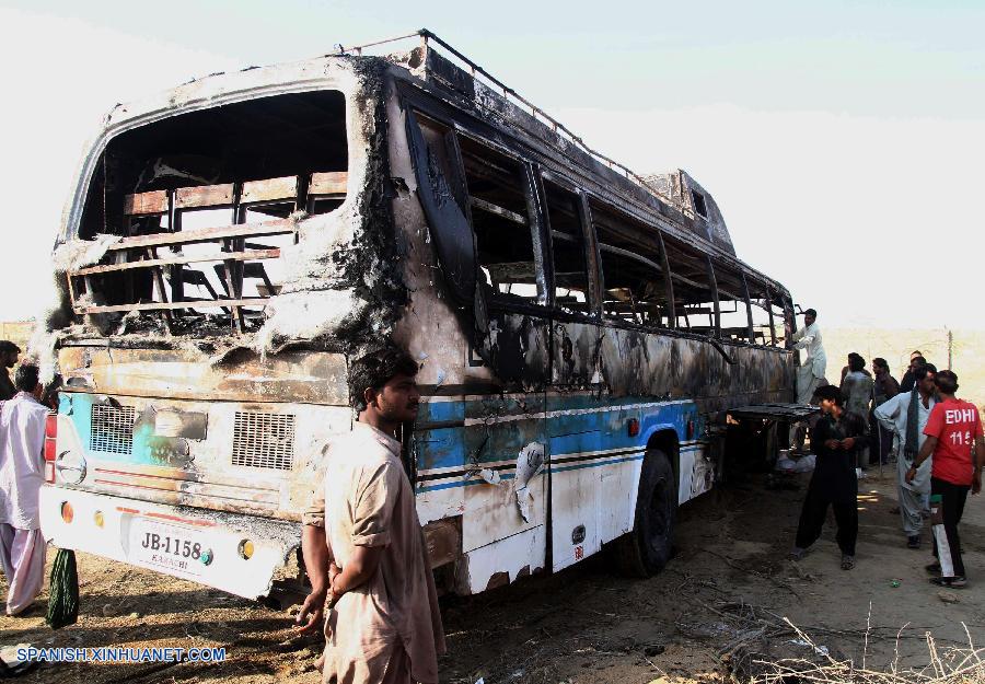 Al menos 50 personas murieron la mañana del domingo cuando un autobús y un camión cisterna colisionaron en la ciudad portuaria de Karachi, en el sur de Pakistán, según informó una fuente oficial local.