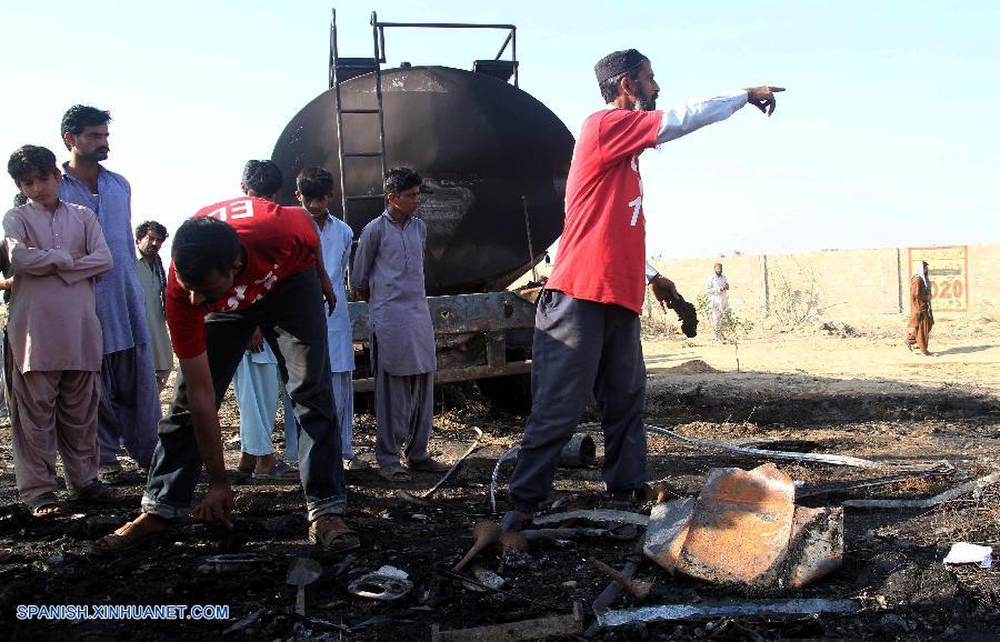 Al menos 50 personas murieron la mañana del domingo cuando un autobús y un camión cisterna colisionaron en la ciudad portuaria de Karachi, en el sur de Pakistán, según informó una fuente oficial local.