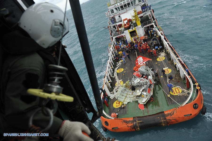 Indonesia enviará buzos a localizar la señal de sonar detectada por un barco de la armada indonesia pues fracasó su búsqueda de la grabadora en la sección de la cola del avión del vuelo QZ8501 de AirAsia recogida hoy del lecho marino.