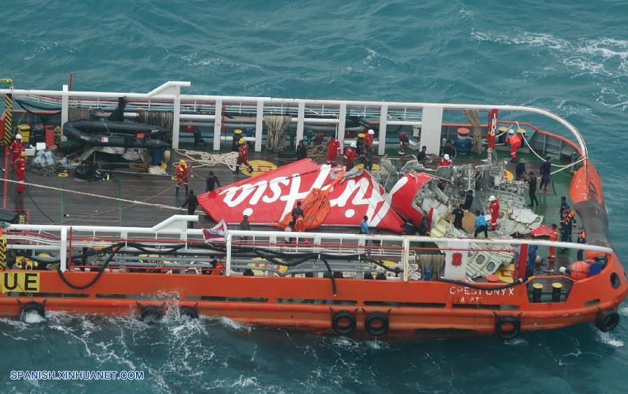 Indonesia enviará buzos a localizar la señal de sonar detectada por un barco de la armada indonesia pues fracasó su búsqueda de la grabadora en la sección de la cola del avión del vuelo QZ8501 de AirAsia recogida hoy del lecho marino.