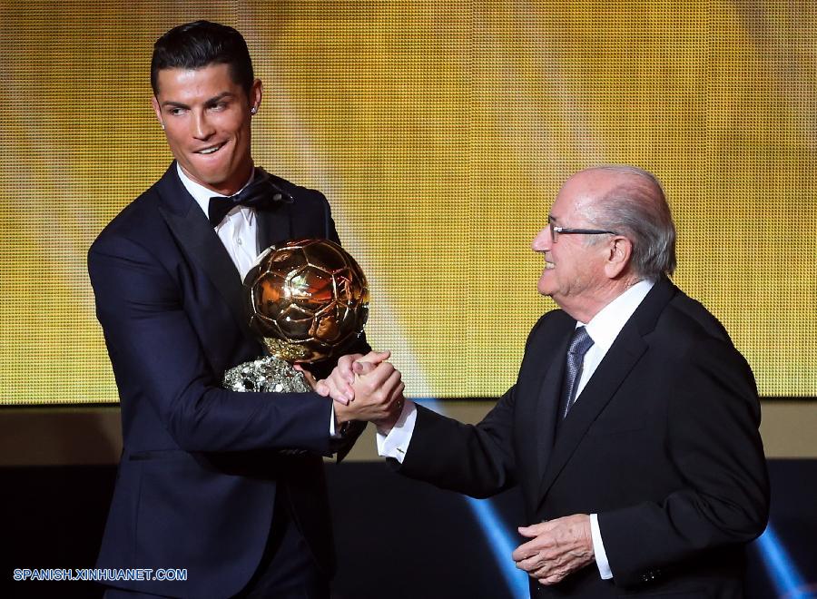 El futbolista portugués Cristiano Ronaldo logró hoy su tercer Balón de Oro en una ceremonia celebrada en la ciudad suiza de Zúrich, destacó la prensa deportiva local.