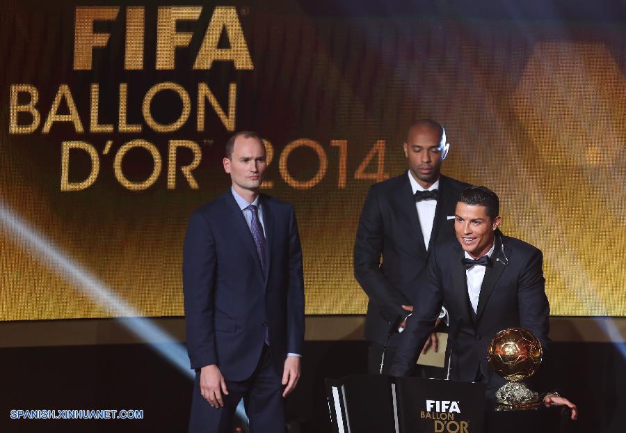 El futbolista portugués Cristiano Ronaldo logró hoy su tercer Balón de Oro en una ceremonia celebrada en la ciudad suiza de Zúrich, destacó la prensa deportiva local.