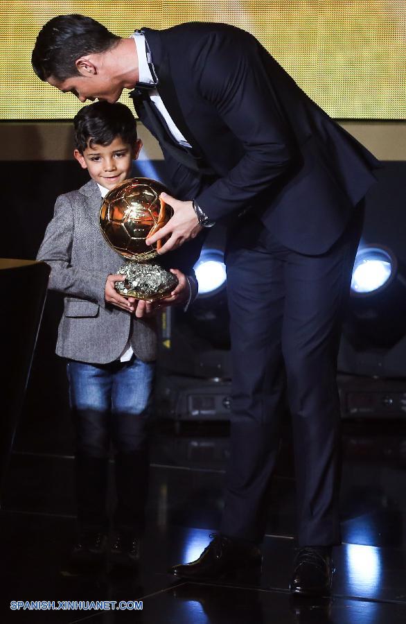 El futbolista portugués Cristiano Ronaldo logró hoy su tercer Balón de Oro en una ceremonia celebrada en la ciudad suiza de Zúrich, destacó la prensa deportiva local.