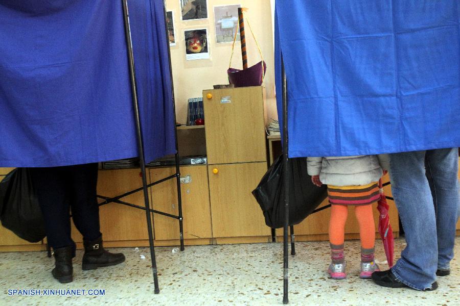 Los votantes griegos comenzaron a acudir hoy a las urnas para participar en las elecciones generales anticipadas que decidirán si el endeudado país se mantiene en el camino de la austeridad y la reforma, o si cambia de rumbo.
