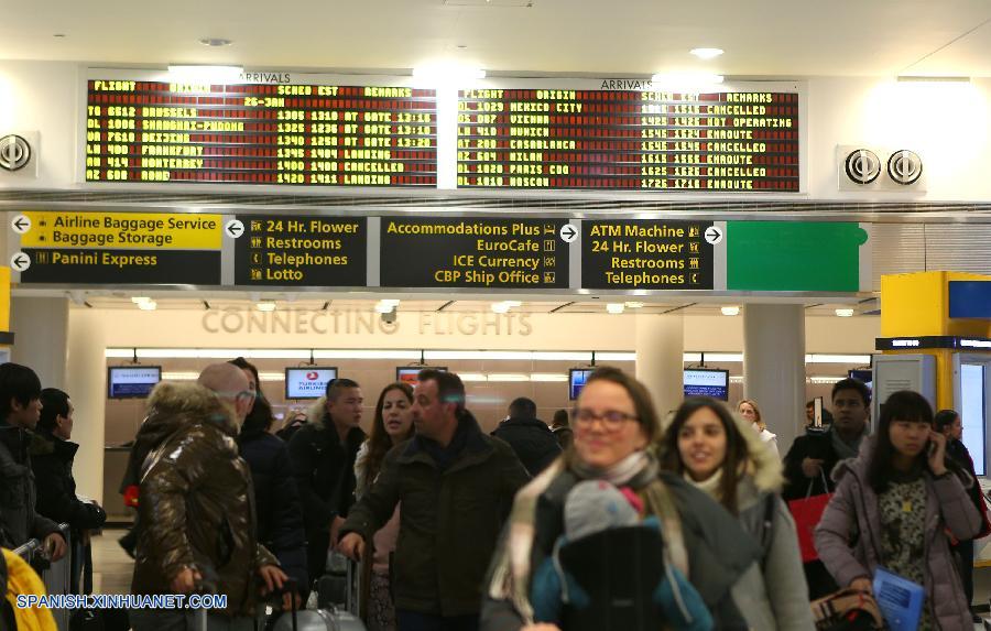 Más de 4.000 vuelos fueron cancelados hoy debido a que una tormenta potencialmente histórica llegará en las próximas 24 horas al noreste de Estados Unidos y dejará hasta 90 centímetros de nieve.