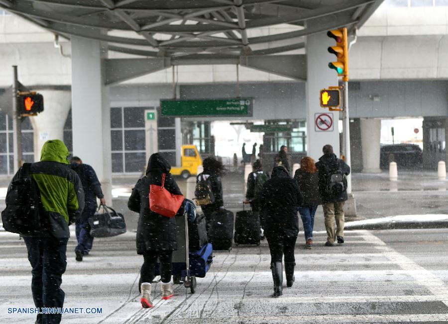 Más de 4.000 vuelos fueron cancelados hoy debido a que una tormenta potencialmente histórica llegará en las próximas 24 horas al noreste de Estados Unidos y dejará hasta 90 centímetros de nieve.