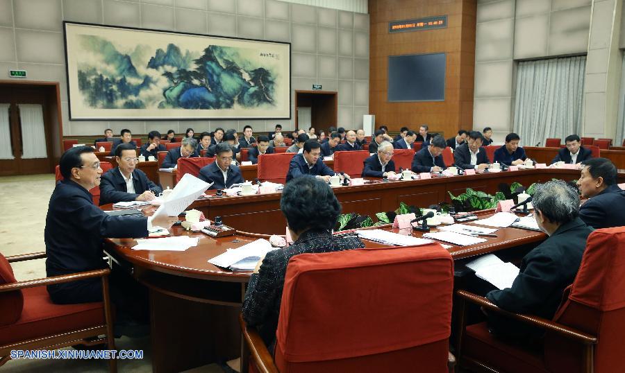 El primer ministro de China, Li Keqiang, presidió hoy una reunión con expertos y líderes empresariales para solicitar opiniones sobre el informe de la labor del gobierno, que será presentado oficialmente en marzo.