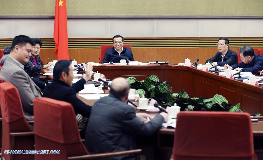 El primer ministro de China, Li Keqiang, escuchó hoy opiniones sobre educación, ciencia y tecnología, cultura, salud y deportes, al presidir una reunión sobre el informe de labor del gobierno.