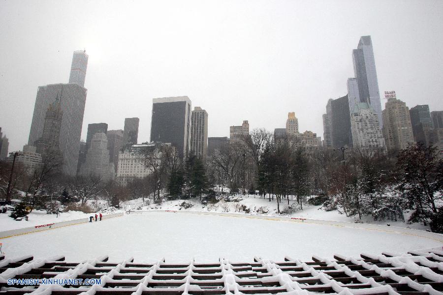 Varias aerolíneas cancelaron o aplazaron vuelos entre China y Estados Unidos debido a las tormentas de nieve que empezaron a caer sobre Nueva York el lunes.