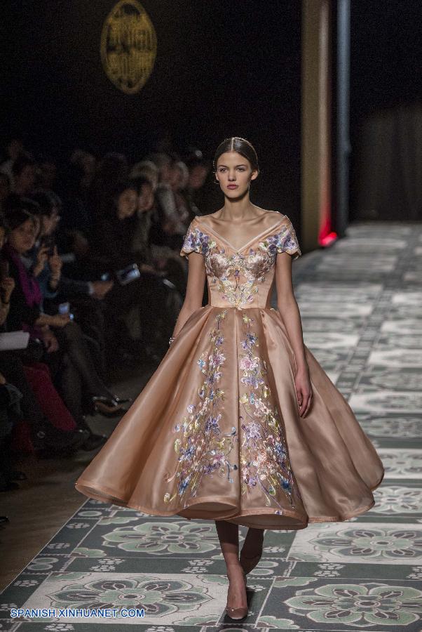 Francia: Desfile de moda de creaciones de Laurence Xu en París