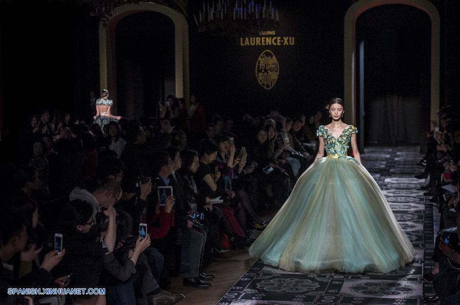 Francia: Desfile de moda de creaciones de Laurence Xu en París