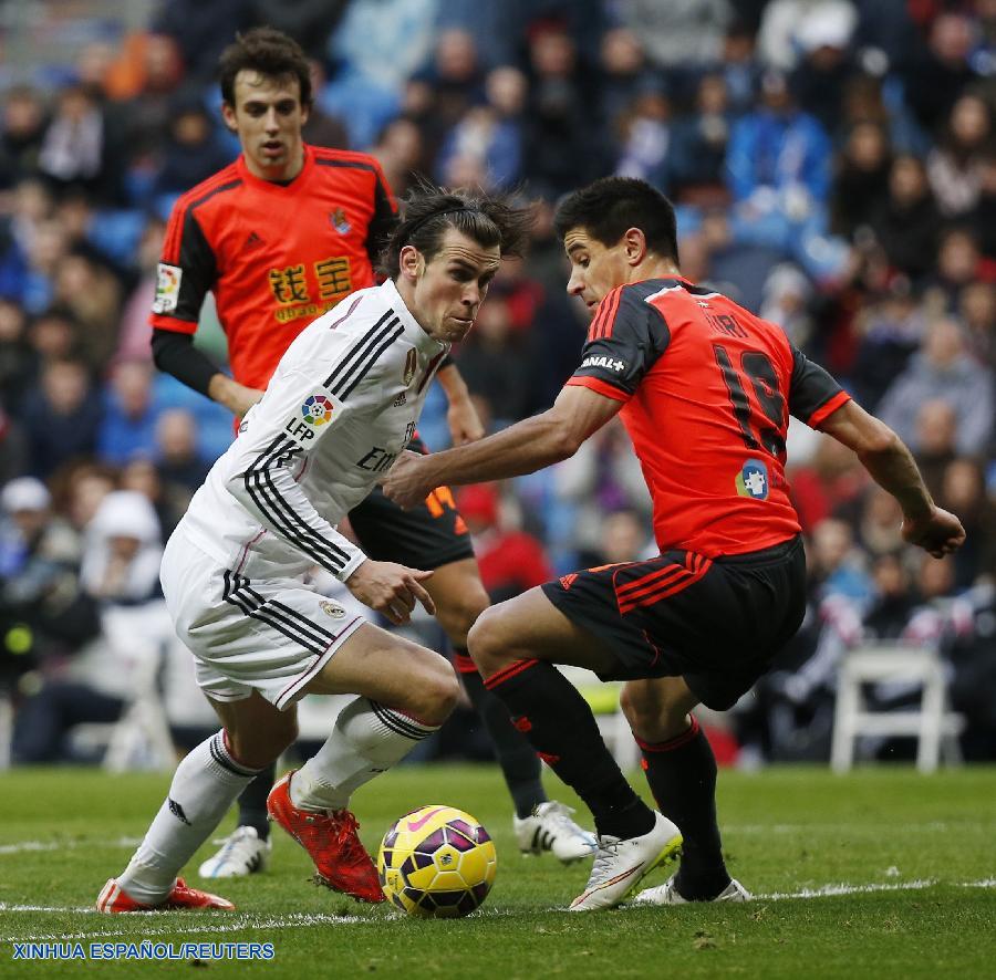 El equipo de fútbol Real Madrid superó hoy 4-1 a la Real Sociedad en el Santiago Bernabeu con una gran actuación de Benzema autor de dos de los goles madridistas y sin Ronaldo que tiene dos partidos de sanción.