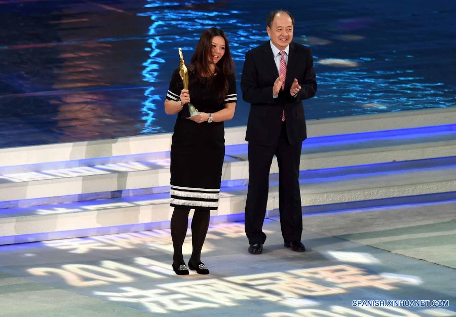 （体育）（2）李娜获得体坛风云人物年度评选组委会大奖