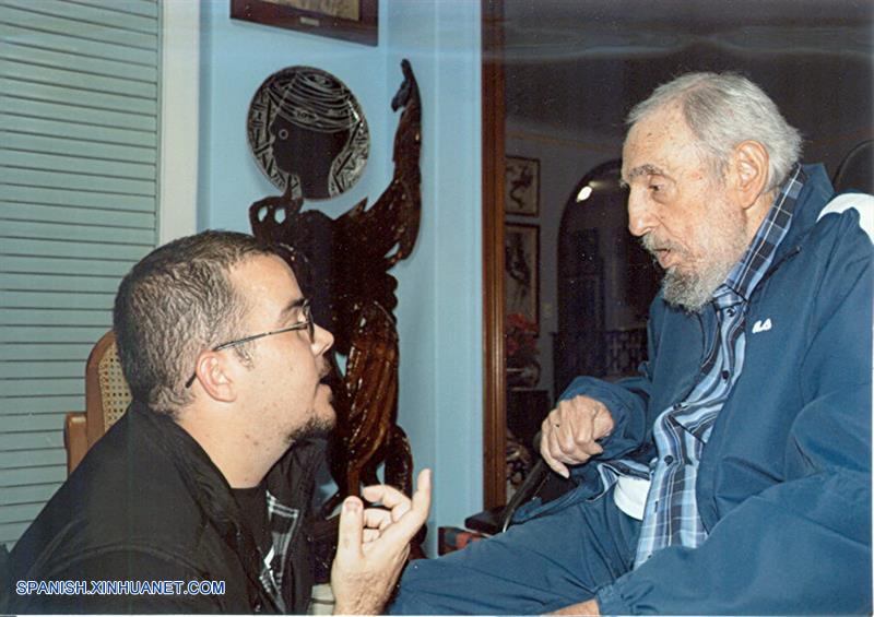 Medios de prensa cubanos publicaron hoy fotografías del ex presidente Fidel Castro cuando recibió en su casa al líder de la Federación Estudiantil Universitaria (FEU) de Cuba, Randy Perdomo, el pasado 23 de enero.