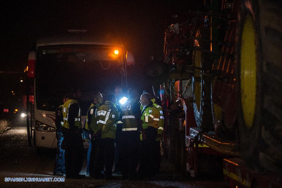 Al menos ocho personas murieron y decenas resultaron heridas hoy en un choque entre un autobús y un camión en el sur de Israel, informaron los servicios de emergencia.