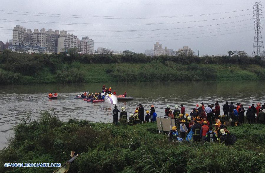 Un avión de pasajeros de la aerolínea TransAsia Airways de Taiwan con más de 50 ocupantes a bordo cayó a un río en Taipei hoy miércoles, confirmaron las autoridades de aviación civil de la isla.