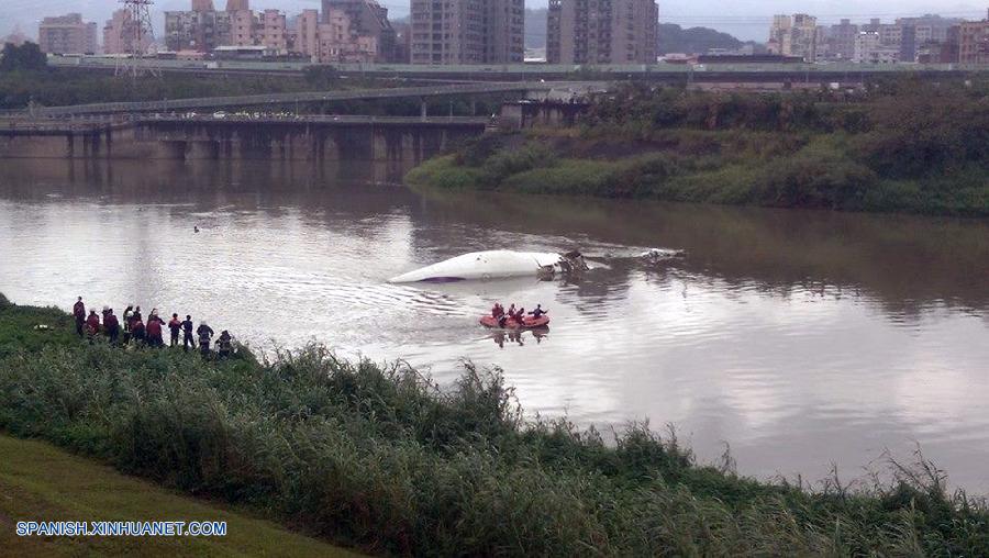 Un avión de pasajeros de la aerolínea TransAsia Airways de Taiwan con más de 50 ocupantes a bordo cayó a un río en Taipei hoy miércoles, confirmaron las autoridades de aviación civil de la isla.