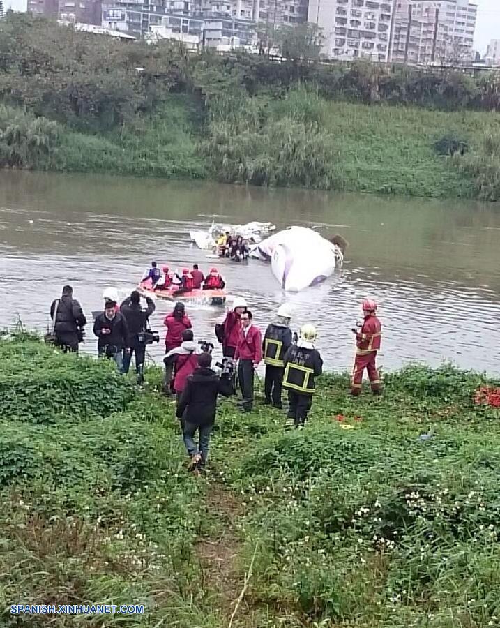 Un avión de pasajeros de la aerolínea TransAsia Airways de Taiwan con más de 50 ocupantes a bordo cayó a un río en Taipei hoy miércoles, confirmaron las autoridades de aviación civil de la isla.