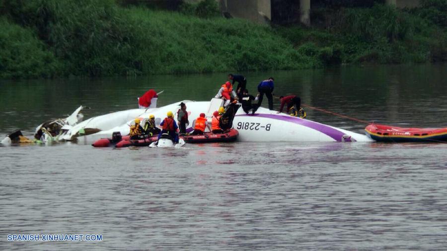 Un avión de pasajeros de la aerolínea TransAsia Airways de Taiwan con más de 50 ocupantes a bordo cayó a un río en Taipei hoy miércoles, confirmaron las autoridades de aviación civil de la isla.