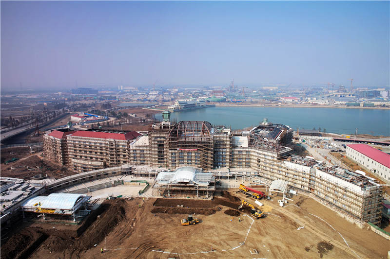 上海迪士尼乐园酒店在启动地上建设仅12个月之后，于本周顺利封顶。