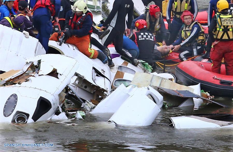 Los familiares de los pasajeros del vuelo ATR-72 de la aerolínea TransAsia Airways de Taiwan salieron Xiamen el jueves rumbo a Taipei, donde el avión se estrelló en un río diez minutos después de despegar, dejando al menos 31 muertos.