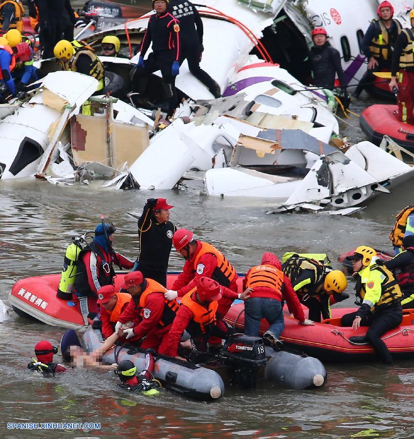 El número de muertos del accidente de avión de TransAsia Airways de Taiwan ha ascendido a 32, con 11 personas todavía desaparecidas, y las operaciones de búsqueda continúan, según fuentes de las autoridades de la isla.