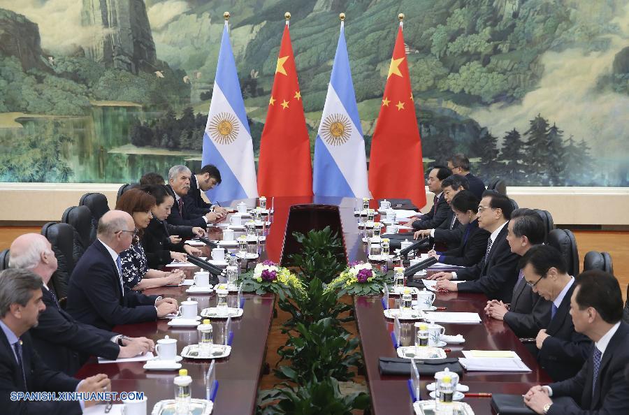 El primer ministro chino, Li Keqiang, se reunió hoy jueves con la presidenta argentina, Cristina Fernández de Kirchner, en Beijing, en un encuentro en el que instó a la cooperación en áreas como la financiación y el comercio directo de mercancías a granel.