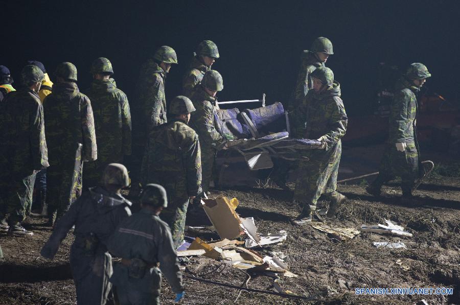 （突发事件后续）（1）救援人员夜间继续清理台湾复兴航空公司失事客机残骸