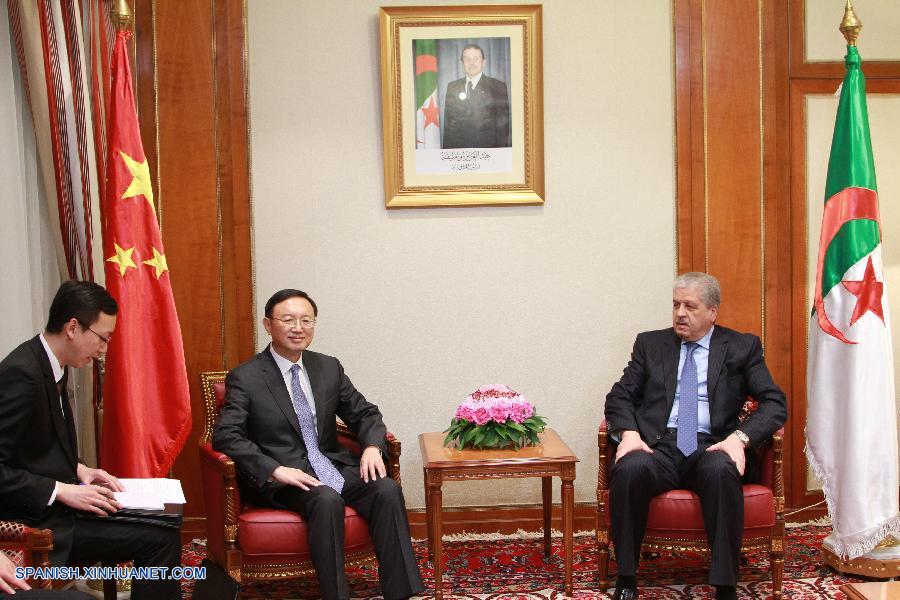 China y Argelia trabajarán conjuntamente para impulsar aún más sus relaciones bilaterales, acordaron el primer ministro argelino, Abdelmalek Sellal, y el consejero de Estado chino, Yang Jiechi, durante un encuentro celebrado hoy en esta capital.