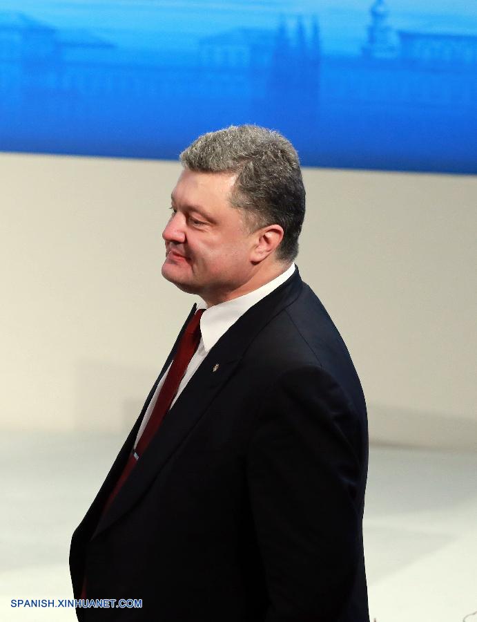 El presidente de Ucrania, Petro Poroshenko, declaró hoy que su gobierno está listo para un cese al fuego pero necesita de apoyo, incluyendo 'armas defensivas' del exterior.