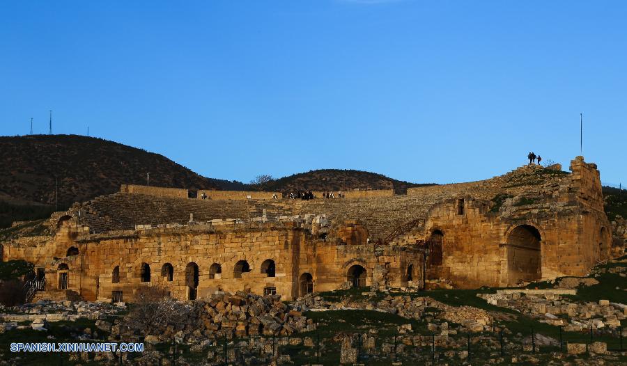 'Castillo de algodón' Pamukkale y antigua ciudad Hierápolis en Turquía