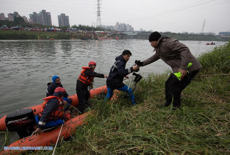 Los socorristas continuaron hoy la búsqueda a lo largo del río Keelung en Taipei, en la isla de Taiwan, de los últimos tres desaparecidos, cuatro días después del accidente de avión que ha dejado al menos 40 muertos a bordo.
