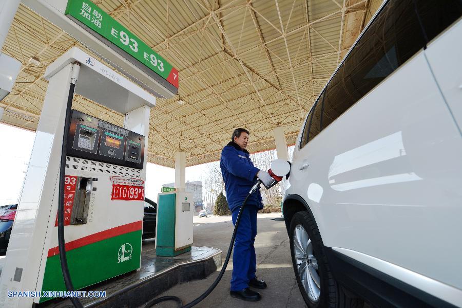 La Comisión Nacional de Desarrollo y Reforma (CNDR) de China, máximo planificador económico del país, anunció hoy lunes que elevará el precio minorista de la gasolina en 290 yuanes (47,3 dólares) por tonelada y el del diésel en 280 yuanes, poniendo fin a las 13 bajadas consecutivas desde julio.