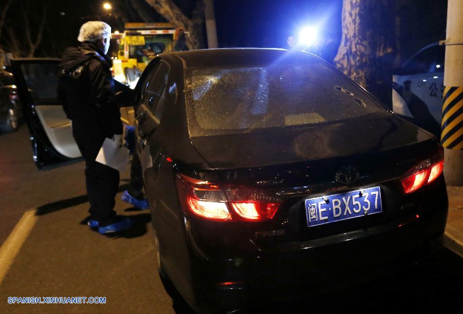 Un hombre chocó su auto la noche del jueves contra una valla del Consulado General de Estados Unidos en Shanghai y causó heridas a un guardia armado chino.