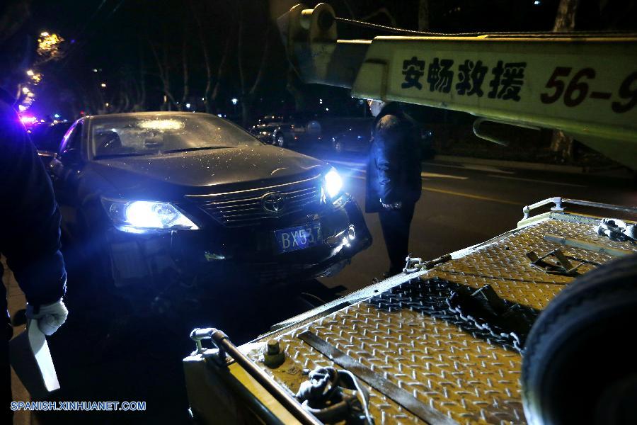 Un hombre chocó su auto la noche del jueves contra una valla del Consulado General de Estados Unidos en Shanghai y causó heridas a un guardia armado chino.