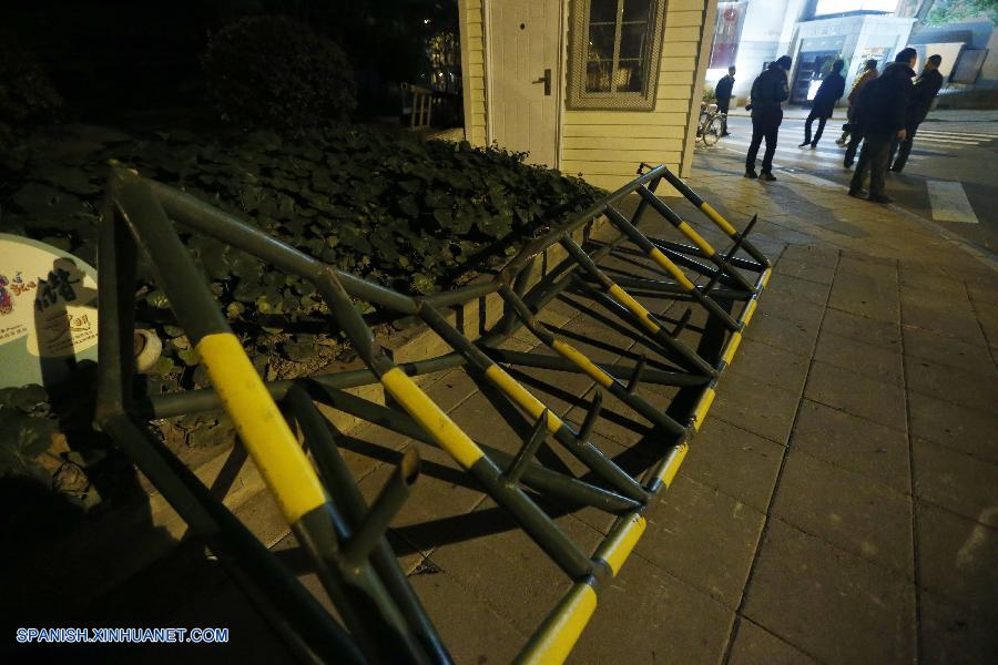 Un hombre chocó su auto la noche del jueves contra una valla del Consulado General de Estados Unidos en Shanghai y causó heridas a un guardia armado chino.