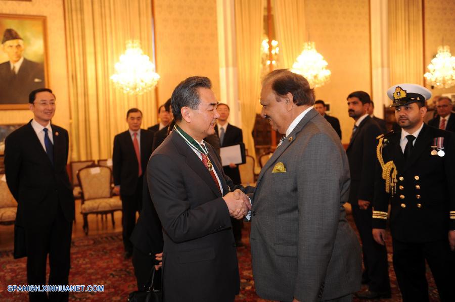El presidente de Pakistán, Mamnoon Hussain, se reunió con el ministro de Relaciones Exteriores de China, Wang Yi, de visita en Islamabad, y las dos partes prometieron reforzar aún más la cooperación bilateral.