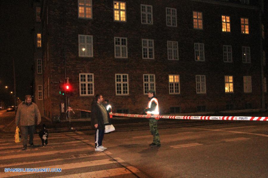 Un hombre murió y tres oficiales de policía resultaron heridos esta tarde en un tiroteo en la capital danesa de Copenhague, informó la policía.