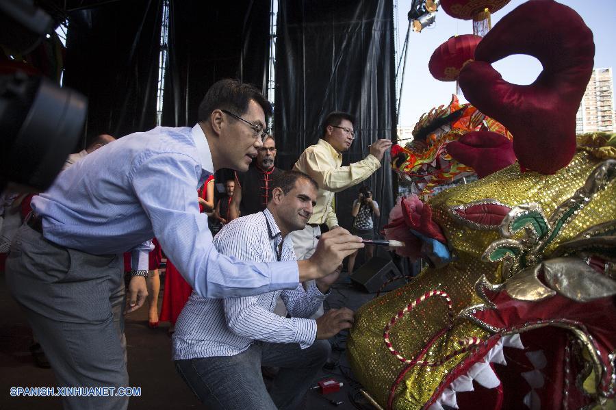 Miles de personas celebraron hoy en la ciudad de Buenos Aires el Año Nuevo Lunar chino, con un multitudinario festejo en el barrio de Belgrano, que se llenó de color y calor, en una jornada de sábado en la que abundaron los bailes, la música y la degustación de delicias orientales.