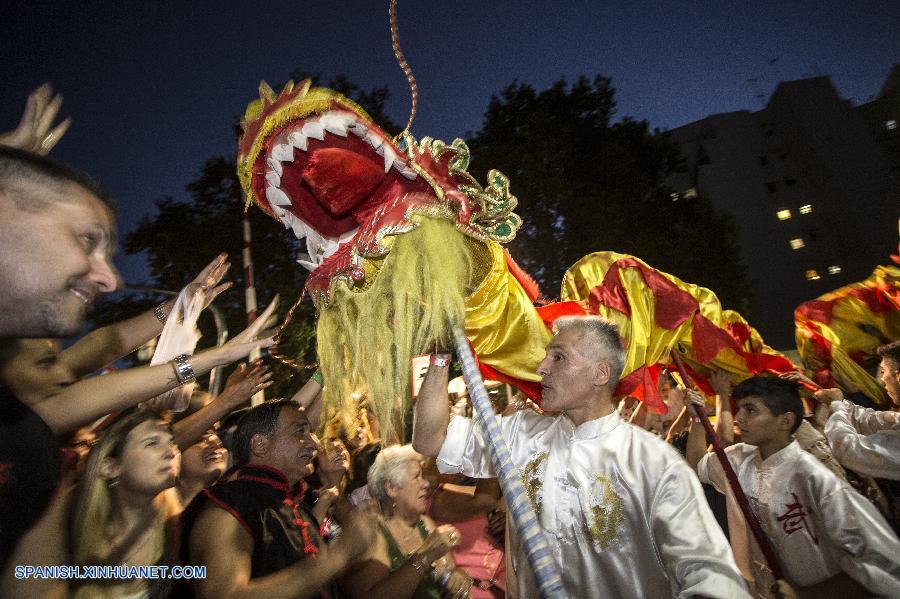 Miles de personas celebraron hoy en la ciudad de Buenos Aires el Año Nuevo Lunar chino, con un multitudinario festejo en el barrio de Belgrano, que se llenó de color y calor, en una jornada de sábado en la que abundaron los bailes, la música y la degustación de delicias orientales.