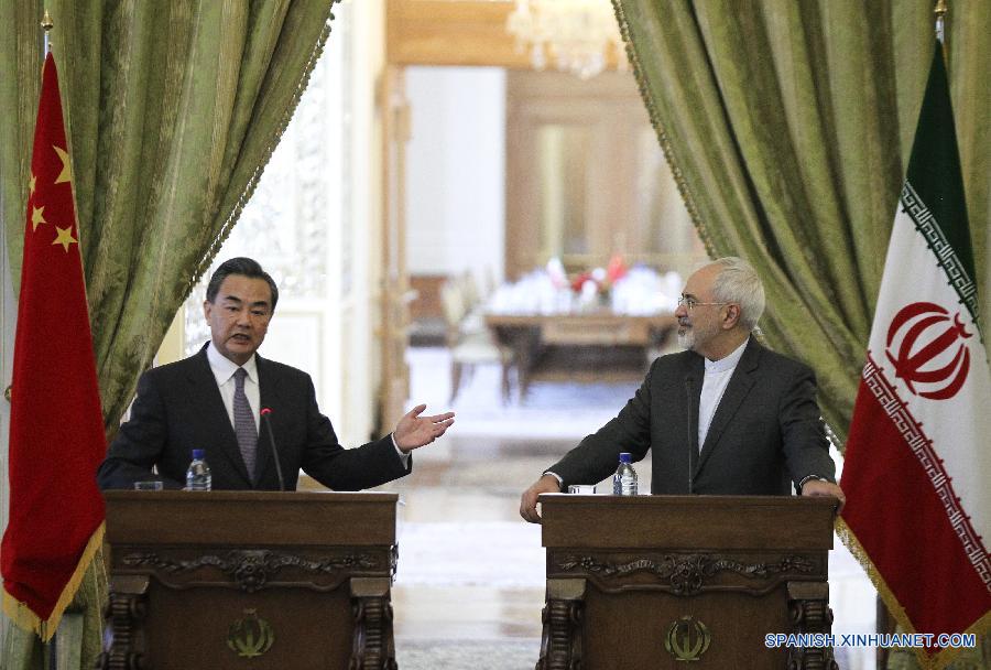 （XHDW）（1）王毅与伊朗外长扎里夫举行会谈 