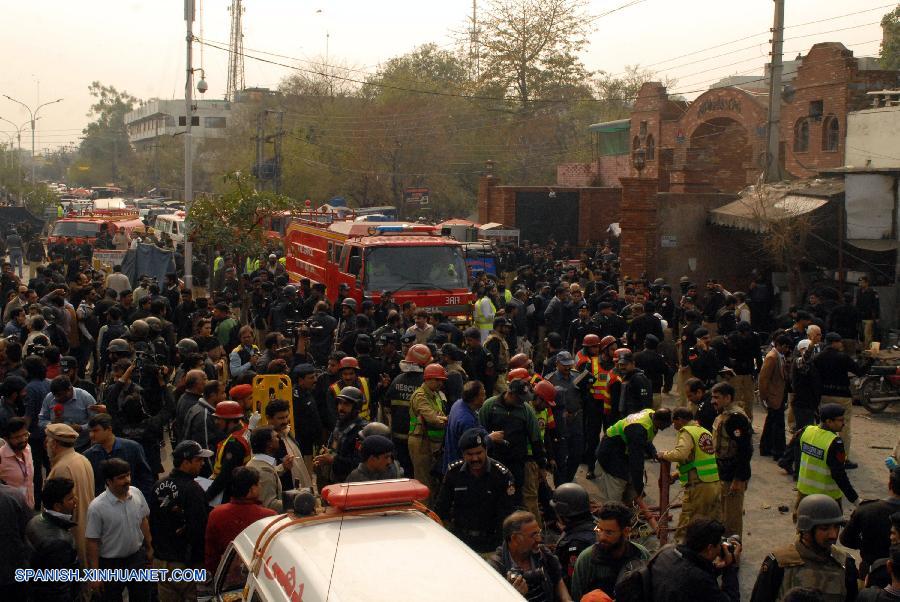 Al menos ocho personas han muerto y otras 12 han resultado heridas el martes por la tarde en un atentado suicida ocurrido fuera de un centro policial en la ciudad oriental paquistaní de Lahore, informó la policía.