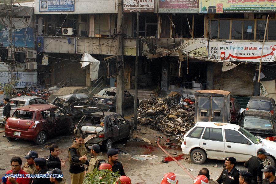 Al menos ocho personas han muerto y otras 12 han resultado heridas el martes por la tarde en un atentado suicida ocurrido fuera de un centro policial en la ciudad oriental paquistaní de Lahore, informó la policía.